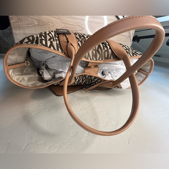 DKNY Tote NWT & Wristlet NWOT BUNDLE - Picture 10 of 14